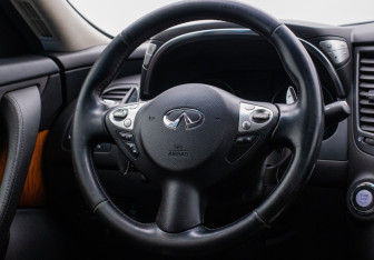 Подержанный автомобиль Infiniti QX70 2014 года (15 фото)