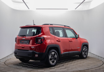 Подержанный автомобиль Jeep Renegade 2017 года (5 фото)