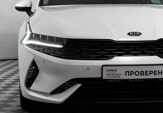 Подержанный автомобиль Kia K5 2021 года (16 фото)