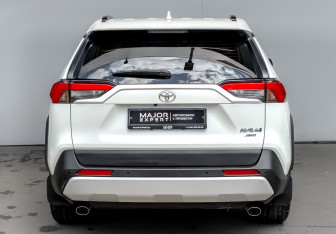 Подержанный автомобиль Toyota RAV4 2024 года (6 фото)