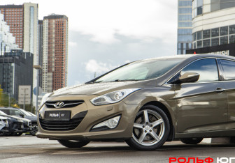 Подержанный автомобиль Hyundai i40 Sedan 2012 года (17 фото)