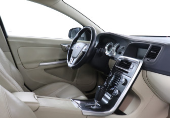 Подержанный автомобиль Volvo S60 2011 года (9 фото)