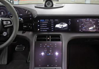 Подержанный автомобиль Porsche Taycan 2021 года (15 фото)