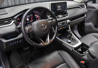 Подержанный автомобиль Toyota RAV4 2020 года (16 фото)