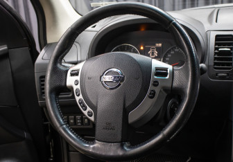 Подержанный автомобиль Nissan X-Trail 2011 года (17 фото)