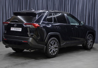 Подержанный автомобиль Toyota RAV4 2021 года (5 фото)