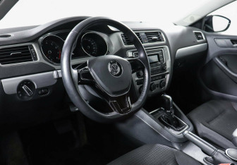Подержанный автомобиль Volkswagen Jetta Sedan 2018 года (6 фото)