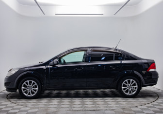 Подержанный автомобиль Opel Astra Sedan 2010 года (8 фото)