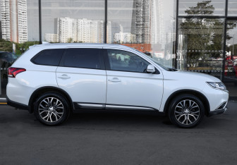 Подержанный автомобиль Mitsubishi Outlander 2018 года (4 фото)