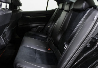 Подержанный автомобиль Toyota Camry Sedan 2024 года (14 фото)