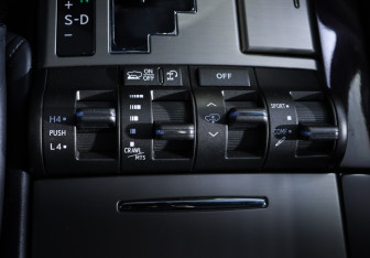 Подержанный автомобиль Lexus LX 2015 года (27 фото)