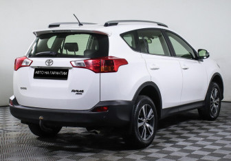 Подержанный автомобиль Toyota RAV4 2015 года (3 фото)