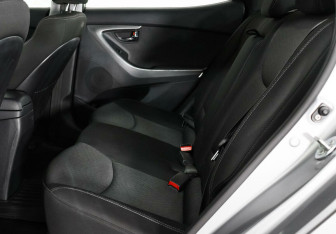 Подержанный автомобиль Hyundai Elantra Sedan 2012 года (11 фото)
