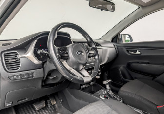 Подержанный автомобиль Kia Rio Hatchback 2021 года (16 фото)