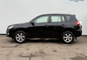 Подержанный автомобиль Toyota RAV4 2010 года (8 фото)