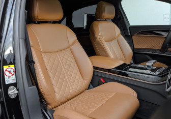 Подержанный автомобиль Audi A8 2023 года (24 фото)