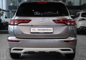 Подержанный автомобиль Mitsubishi Outlander 2022 года (5 фото)