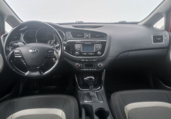 Подержанный автомобиль Kia Ceed Hatchback 2013 года (12 фото)