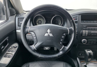 Подержанный автомобиль Mitsubishi Pajero 2008 года (12 фото)