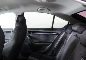 Подержанный автомобиль Skoda Octavia Liftback 2019 года (12 фото)