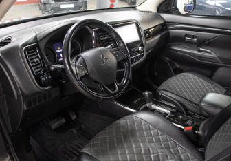 Подержанный автомобиль Mitsubishi Outlander 2020 года (16 фото)