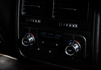 Подержанный автомобиль Volkswagen Touareg 2012 года (14 фото)