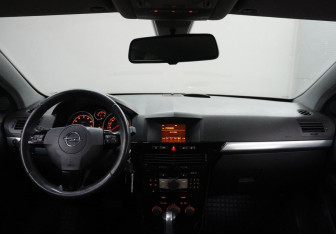 Подержанный автомобиль Opel Astra Hatchback 2008 года (9 фото)