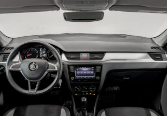 Подержанный автомобиль Skoda Rapid Liftback 2018 года (14 фото)