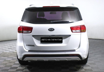 Подержанный автомобиль Kia Carnival 2015 года (4 фото)