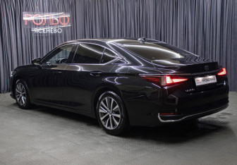 Подержанный автомобиль Lexus ES 2018 года (7 фото)