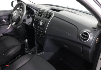 Подержанный автомобиль Renault Logan Sedan 2014 года (10 фото)