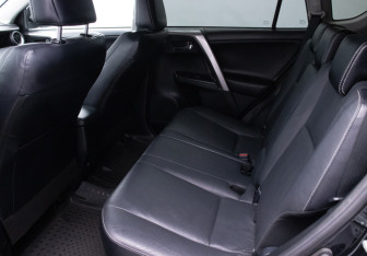 Подержанный автомобиль Toyota RAV4 2016 года (11 фото)