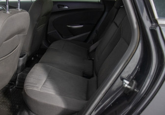 Подержанный автомобиль Opel Astra Wagon 2012 года (11 фото)