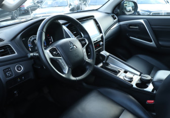 Подержанный автомобиль Mitsubishi Montero Sport 2023 года (13 фото)