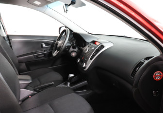 Подержанный автомобиль Kia Ceed Hatchback 2011 года (6 фото)