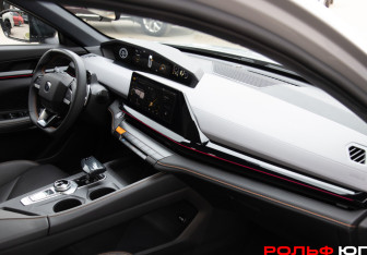 Подержанный автомобиль Changan UNI-V 2023 года (7 фото)