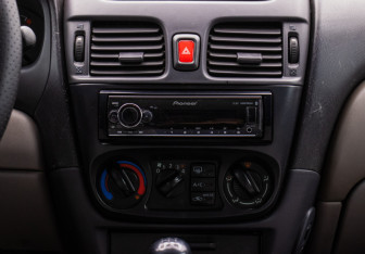 Подержанный автомобиль Nissan Almera Sedan 2002 года (14 фото)