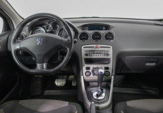 Подержанный автомобиль Peugeot 308 Hatchback 2010 года (13 фото)