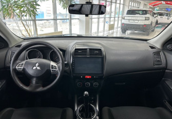 Подержанный автомобиль Mitsubishi ASX 2011 года (13 фото)