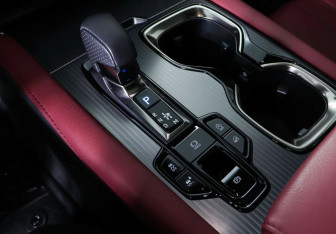 Подержанный автомобиль Lexus RX 2022 года (18 фото)