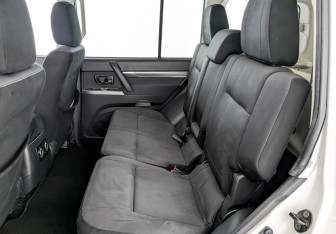 Подержанный автомобиль Mitsubishi Pajero 2014 года (12 фото)