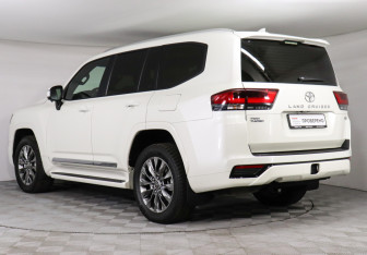 Подержанный автомобиль Toyota Land Cruiser Suv 2022 года (7 фото)