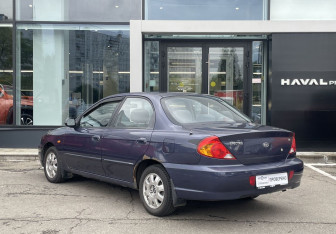 Подержанный автомобиль Kia Spectra Sedan 2006 года (7 фото)