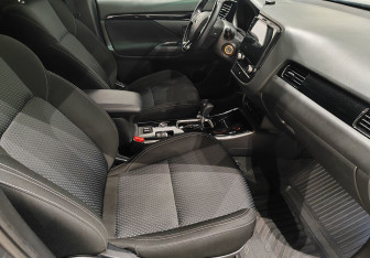 Подержанный автомобиль Mitsubishi Outlander 2022 года (9 фото)