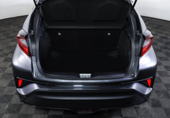 Подержанный автомобиль Toyota C-HR 2020 года (10 фото)