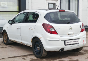 Подержанный автомобиль Opel Corsa 2010 года (7 фото)