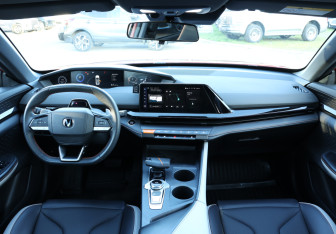 Подержанный автомобиль Changan UNI-V 2023 года (12 фото)