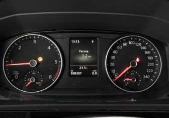 Подержанный автомобиль Volkswagen Multivan 2015 года (16 фото)