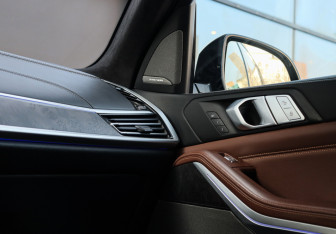 Подержанный автомобиль BMW X7 2021 года (23 фото)