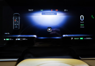 Подержанный автомобиль Voyah Dream 2023 года (16 фото)